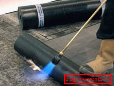 Welding of bitumen roll material using a gas burner