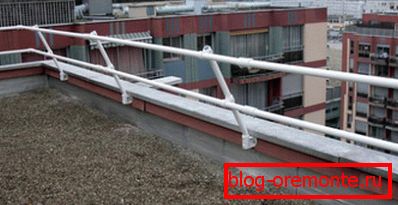 Parapet on the operated flat roof