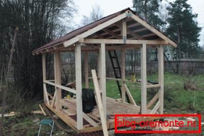 Installation of a gazebo with a double slope roof
