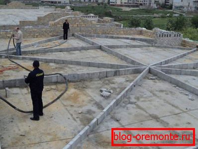 Flat roof cover base with concrete screed
