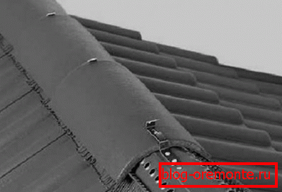Ventilated ridge on the roof of metal