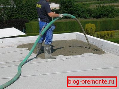 Pouring concrete flat roof