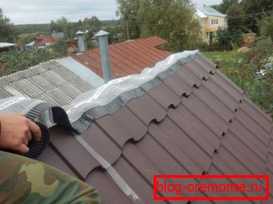 Installation of a ventilating tape and aerators on the ridge roof