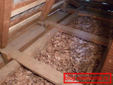 Thermal insulation of the roof dry sawdust mixture