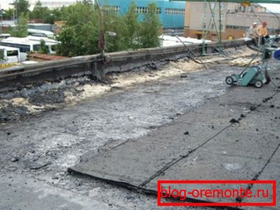 Removing roofing with a wall chaser