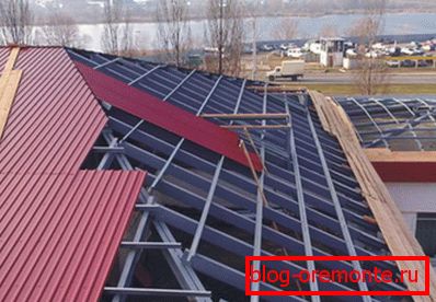 Profiled flooring on the hip roof