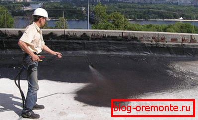 Spraying the concrete base of bitumen mastic