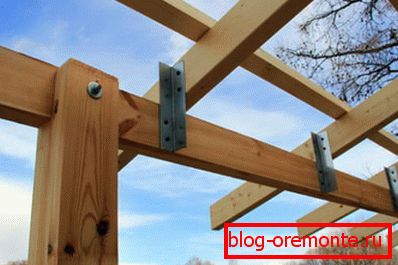 Attaching truss feet with metal plates