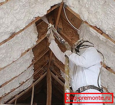 Spraying polyurethane foam on the slope of the roof