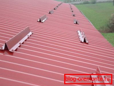 Angle snow barrier