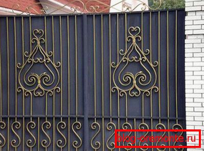 Welded gate with forging elements