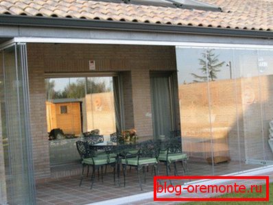 Porch glazed frameless with a closing door of the