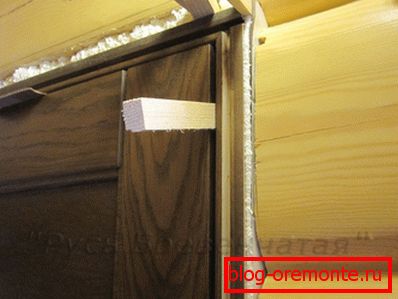 Fixing the door frame with wedges