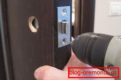 How to insert a lock into the interior door: the process
