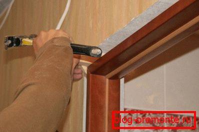 Dismantling the door frame