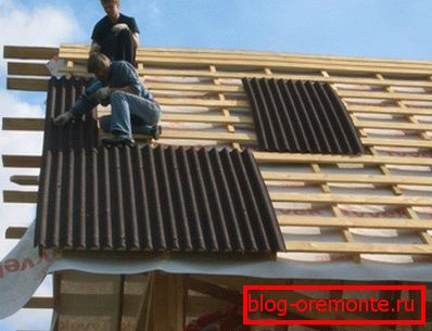 The process of installing painted slate on the double-slope roof batten