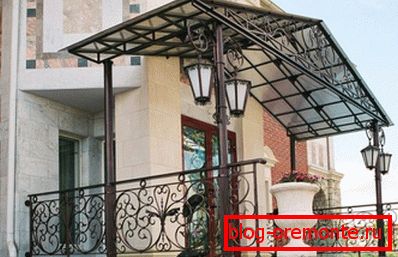 Double slope over polycarbonate entrance