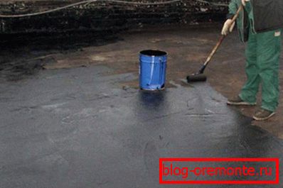 Application of a bitumen primer on the roof surface