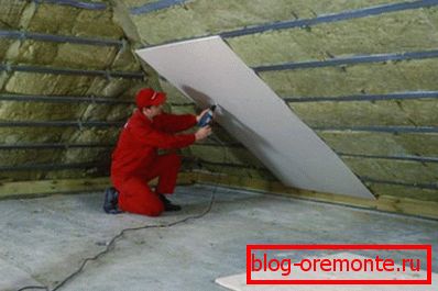 The process of installation of mineral wool on the rafters