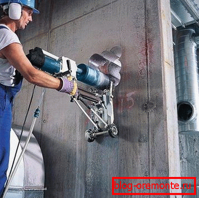Diamond drilling holes in concrete with a special device Diamond drilling holes in concrete with a special device