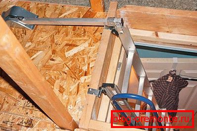 Aluminum folding ladder