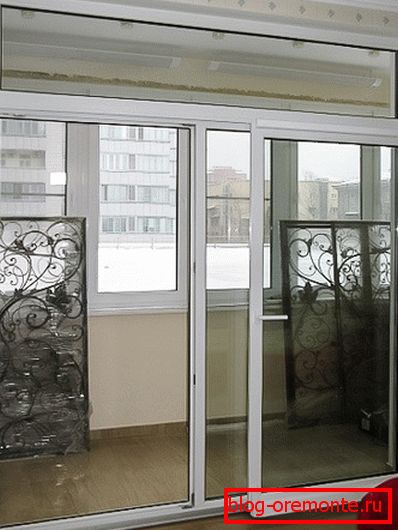 Glass balcony doors and their varieties