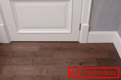 White trim on the Finnish door, complete with floor plinth White trim on the Finnish door, complete with floor plinth