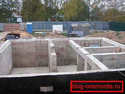 Concrete foundation with a cast plinth under the foam block house Concrete foundation with a cast plinth under the foam block house