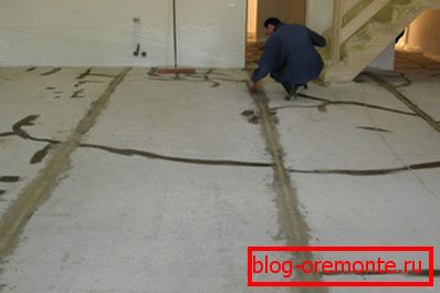 Concrete floor with embedded cracks and screed lighthouses Concrete floor with embedded cracks and screed lighthouses