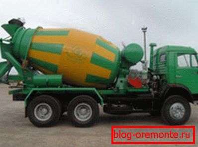 Concrete truck with a hydromechanical drive belt Concrete truck with a hydromechanical drive belt
