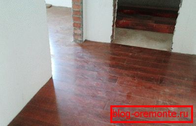 Non-threshold paving in the kitchen and in the hallway
