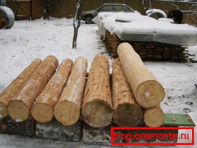 Logs with bark removed. Logs with bark removed.