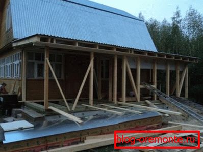 Most of the extensions are a continuation of the house - covered rooms where you can hide from the rain in the summer and have a cup of tea in the winter