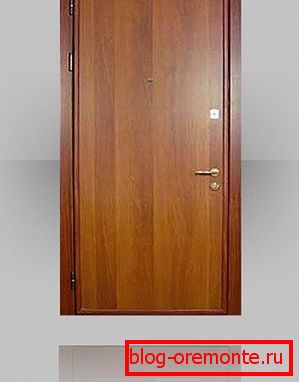 The use of laminate to finish the door The use of laminate to finish the door