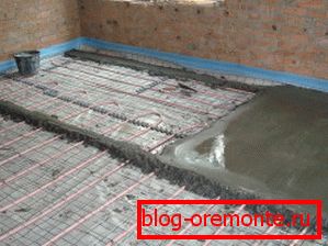 Excessive addition of water will be noticeable immediately after leveling, and may cause cracking even with increased plasticizer content. Excessive addition of water will be noticeable immediately after leveling, and may cause cracking even with increased plasticizer content.