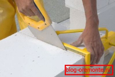 To make the cut perfectly smooth, it is best to use a special square that can be purchased at a store or made by yourself To make the cut perfectly smooth, it is best to use a special square that can be purchased at a store or made by yourself