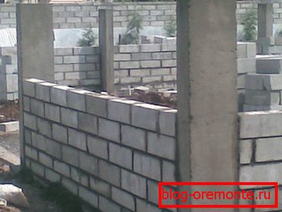To strengthen the design of this material, designers recommend using concrete products to create corners or spreading out of gas blocks To strengthen the design of this material, designers recommend using concrete products to create corners or spreading out of gas blocks
