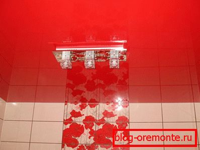 The color of the ceiling coincides with the decorative details of the wall decoration. The color of the ceiling coincides with the decorative details of the wall decoration.