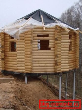 This type of foundation allows building structures even on uneven surfaces. This type of foundation allows building structures even on uneven surfaces.