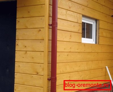 Even a simple set of boards and shaped elements make the house neat and elegant. Even a simple set of boards and shaped elements make the house neat and elegant.