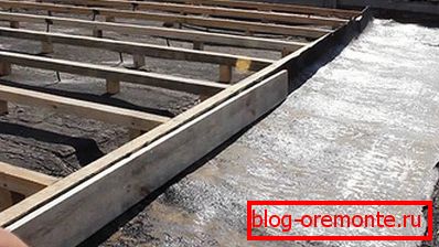 Wooden crate for slate on a concrete base