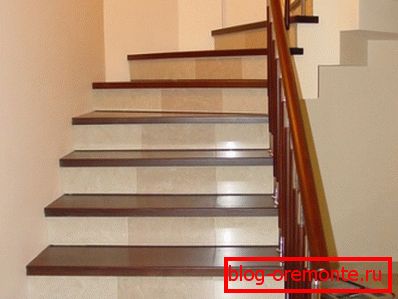 Wooden steps to the concrete stairs are a popular solution, both in residential buildings and in public buildings. Wooden steps to the concrete stairs are a popular solution, both in residential buildings and in public buildings.