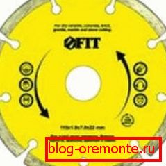 Place the disc in the direction of the arrow. Place the disc in the direction of the arrow.