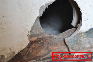 Prolonged contact with water does not benefit the material. In the photo - the partition between the bathroom and the kitchen. Prolonged contact with water does not benefit the material. In the photo - the partition between the bathroom and the kitchen.