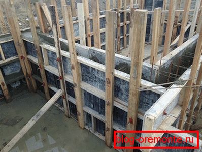 For smaller buildings, wooden formwork frames are used (in the photo), for high-rise buildings, metal plates are more often used. For smaller buildings, wooden formwork frames are used (in the photo), for high-rise buildings, metal plates are more often used.