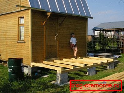 Terrace house and logs of 100 mm timber. Terrace house and logs of 100 mm timber.