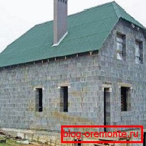 Houses made of expanded clay are much easier, which allows not to create too much pressure on the soil. Houses made of expanded clay are much easier, which allows not to create too much pressure on the soil.