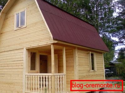 Houses from the rounded log or a bar are quite popular Houses from the rounded log or a bar are quite popular