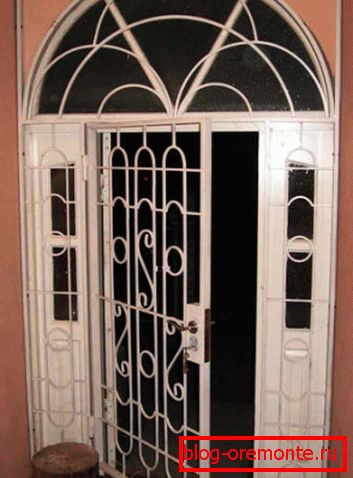 Additional grille in the doorway Additional grille in the doorway