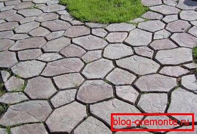 Paths in the garden: from the track + from concrete - it turns out an excellent imitation of laying natural stones Paths in the garden: from the track + from concrete - it turns out an excellent imitation of laying natural stones